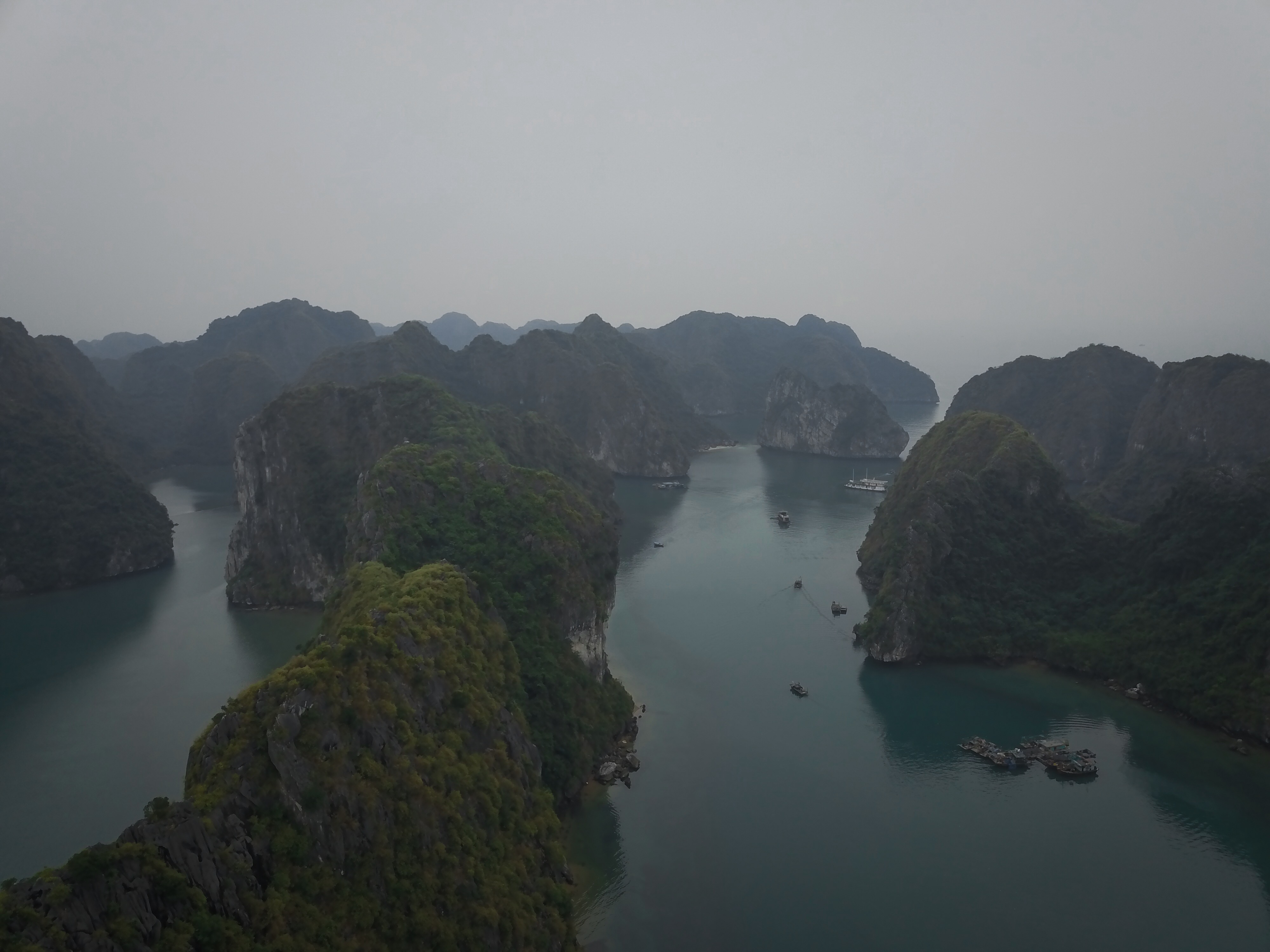 Ha Long Bay al atardecer